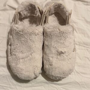 Nike calm elevation Faux Fur Slip-On  in Light Beige size 9 womens